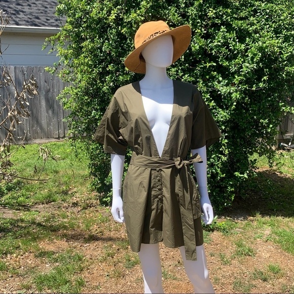 💋NWT Lovers + Friends Plunging Utility Short Romper - Picture 2 of 15